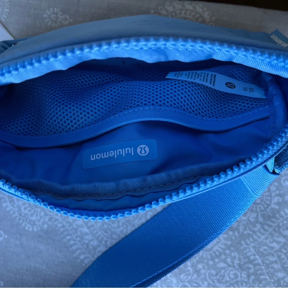 Lululemon Athletica Sky Blue Everywhere Belt Bag - Picture 2 of 2